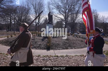 St. Louis, Usa. 20. Februar 2023. Am President's Day in St. passieren im Lafayette Park Schauspieler aus dem Bürgerkrieg eine Statue von George Washington Louis am Montag, den 20. Februar 2023. Die Töchter der amerikanischen Revolution veranstalten seit 1980 an jedem Presidents Day im Park eine Zeremonie. Foto: Bill Greenblatt/UPI Credit: UPI/Alamy Live News Stockfoto