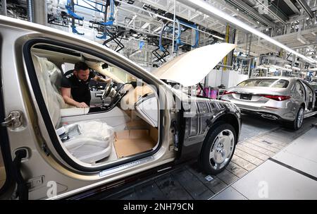 Sindelfingen, Deutschland. 13. Februar 2023. Mitarbeiter des deutschen Automobilherstellers Mercedes arbeiten an der Produktionslinie im Werk Sindelfingen. Ola Källenius, CEO von Mercedes, sagt voraus, dass die neue proprietäre Software des Unternehmens die Funktionen seiner Zulieferer verändern wird. Kredit: Bernd Weißbrod/dpa/Alamy Live News Stockfoto