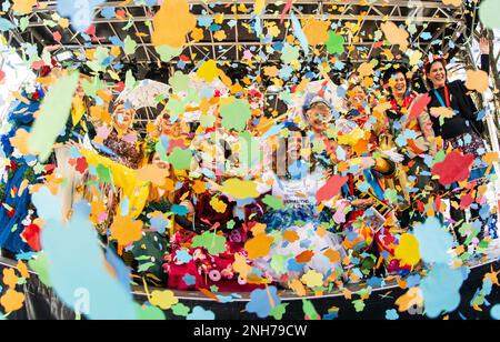 München, Deutschland. 21. Februar 2023. Marktfrauen feiern auf der Bühne beim Market Women's Dance im Viktualienmarkt am Shrove Tuesday. Kredit: Peter Kneffel/dpa/Alamy Live News Stockfoto