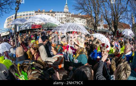 München, Deutschland. 21. Februar 2023. Marktfrauen parieren während des Tanzes der Marktfrauen am Shrove Tuesday auf dem Viktualienmarkt durch die Zuschauermenge. Kredit: Peter Kneffel/dpa/Alamy Live News Stockfoto