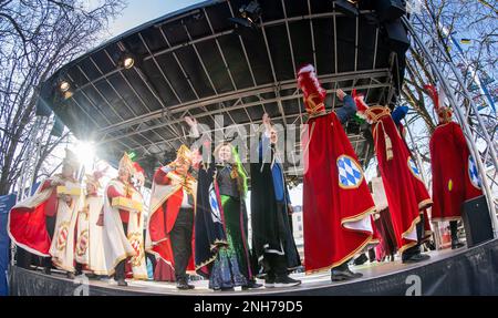München, Deutschland. 21. Februar 2023. Die Karnevalsprinzessinnen und -Prinzen feiern auf der Bühne beim Tanz der Marktfrauen auf dem Viktualienmarkt am Karnevalstag. Kredit: Peter Kneffel/dpa/Alamy Live News Stockfoto