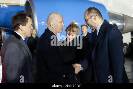 Warschau, Polen. 20. Februar 2023. US-Präsident Joe Biden wird von polnischen Beamten begrüßt, wenn er am Montag, den 20. Februar 2023, auf einem Militärflughafen in Warschau (Polen) ankommt. Foto: Marek Borawski/KPRP/UPI Kredit: UPI/Alamy Live News Stockfoto