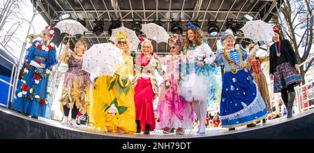 München, Deutschland. 21. Februar 2023. Marktfrauen feiern auf der Bühne beim Market Women's Dance im Viktualienmarkt am Shrove Tuesday. Kredit: Peter Kneffel/dpa/Alamy Live News Stockfoto