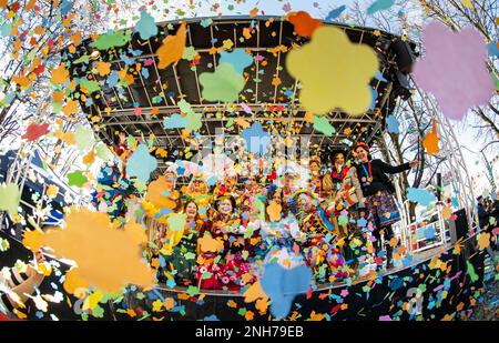 München, Deutschland. 21. Februar 2023. Marktfrauen feiern auf der Bühne beim Market Women's Dance im Viktualienmarkt am Shrove Tuesday. Kredit: Peter Kneffel/dpa/Alamy Live News Stockfoto