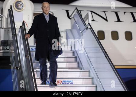 Warschau, Polen. 20. Februar 2023. US-Präsident Joe Biden kommt am Montag, den 20. Februar 2023, auf einem Militärflughafen in Warschau, Polen, an. Foto: Marek Borawski/KPRP/UPI Kredit: UPI/Alamy Live News Stockfoto