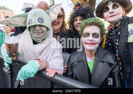 München, Deutschland. 21. Februar 2023. Verkleidete Passanten feiern am Shrove Tuesday beim Tanz der Marktfrauen auf dem Viktualienmarkt. Kredit: Peter Kneffel/dpa/Alamy Live News Stockfoto