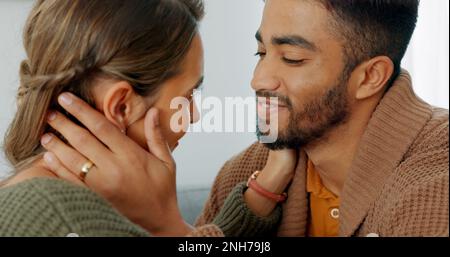 Liebe, Unterstützung und Zufriedenheit mit einem Paar zu Hause, das einen intimen Moment mit einem Kuss teilt. Lächeln, reden und Romantik mit einem jungen Mann und Stockfoto