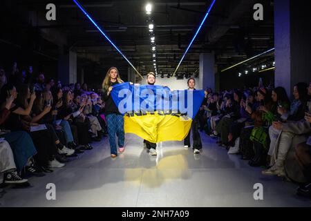 London, Großbritannien. 21. Februar 2023 Die ukrainischen Designer (l-r) Kseniaschnaider, Frolov und Paskal auf dem Laufsteg während der ukrainischen Fashion Week präsentieren eine Show, die während der London Fashion Week im Old Selfridge's Hotel stattfindet. Foto: Dienstag, 21. Februar 2023. Das Foto sollte lauten: Matt Crossick/Empics/Alamy Live News Stockfoto