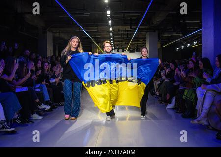 London, Großbritannien. 21. Februar 2023 Die ukrainischen Designer (l-r) Kseniaschnaider, Frolov und Paskal auf dem Laufsteg während der ukrainischen Fashion Week präsentieren eine Show, die während der London Fashion Week im Old Selfridge's Hotel stattfindet. Foto: Dienstag, 21. Februar 2023. Das Foto sollte lauten: Matt Crossick/Empics/Alamy Live News Stockfoto