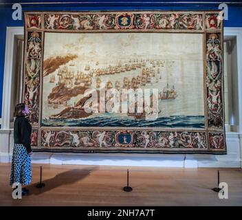 London UK 21. Februar 2023 The Solebay Tapestry.im Mai 1672, vor der Küste der Southwold Bay in Suffolk, nahm ein holländischer Künstler namens Willem van de Velde the Elder in einem kleinen Boot Platz. Um ihn herum waren Hunderte von Kriegsschiffen. Die Verlobung wurde als die Schlacht von Solebay bekannt. .2. März 2023 – 14. Januar 2024 Paul Quezada-Neiman/Alamy Live News Stockfoto