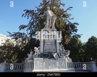 Mozart Denkmal Übersetzung Mozart-Denkmal im Burggarten von Architekt Karl Koenig und Bildhauer Viktor Tilgner um 1896 in Wien, Österreich Stockfoto