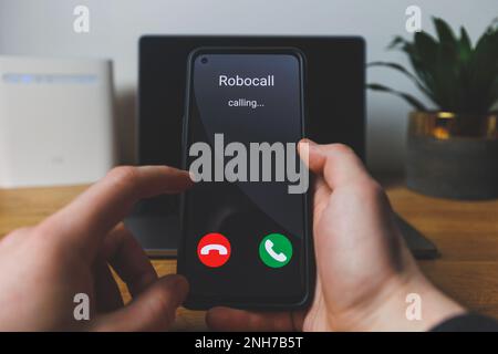 Anruf vom Roboter. Konzept für eingehende Roboanrufe Stockfoto