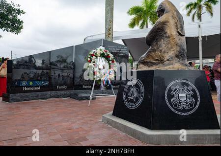 Das Gold Star Families Memorial Monument wird am 21. Juli 2022 in Hagatna, Guam, mit einem Kranz geehrt. Dieses Denkmal ehrt die Familien von Soldaten und Frauen aus Guam und den umliegenden Pazifikinseln, die das ultimative Opfer gebracht und ihr Leben verloren haben, während sie beim Militär dienten. Stockfoto