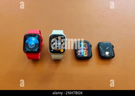SHANGHAI, CHINA - 21. FEBRUAR 2023 - Apple Uhren werden in einem Apple Store in Shanghai, China, ausgestellt 21. Februar 2023. Im Dezember 2022 wurden die US-amerikanischen Stockfoto