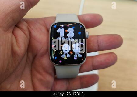 SHANGHAI, CHINA - 21. FEBRUAR 2023 - Apple Uhren werden in einem Apple Store in Shanghai, China, ausgestellt 21. Februar 2023. Im Dezember 2022 wurden die US-amerikanischen Stockfoto