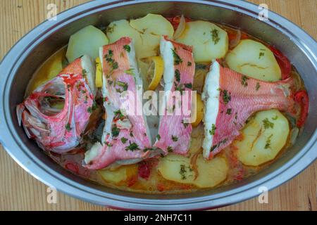 Rote Brasse mit Kartoffeln und Petersilie zu Hause Stockfoto