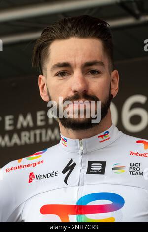 Anthony Turgis vom Team TotalEnergies während der Präsentationsrunde gesehen. Die zweite Etappe der Tour des Alpes-maritimes et du Var 2023 beginnt im Mandelieu la Napoule und erreicht Antibes nach 179,4 km Rennstrecke. Das gelbe Trikot des Leaders nach der ersten Etappe wird von Franzose Kevin Vauquelin (Team ARKEA Samsic) getragen, der Neilson Powless (Team EF Education – EasyPost) um 09 Sekunden voraus ist und Kevin Geniets (Team Groupama-fdj) um 11 Sekunden den dritten Platz belegt. Stockfoto