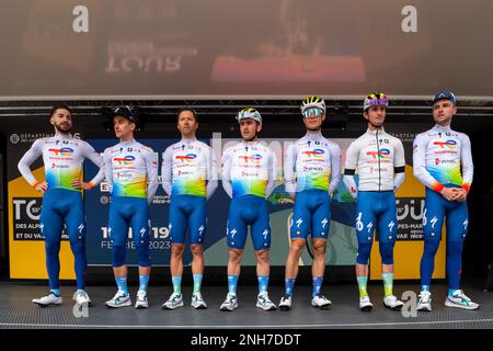 Von L-R Anthony Turgis, Fabien Doubey, Julien Simon, Mathieu Burgaudeau, Valentin Ferron, Alexis Vuillermoz und Sandy Dujardin vom Team TotalEnergies, die während der Präsentationsrunde gesehen wurden. Die zweite Etappe der Tour des Alpes-maritimes et du Var 2023 beginnt im Mandelieu la Napoule und erreicht Antibes nach 179,4 km Rennstrecke. Das gelbe Trikot des Leaders nach der ersten Etappe wird von Franzose Kevin Vauquelin (Team ARKEA Samsic) getragen, der Neilson Powless (Team EF Education – EasyPost) um 09 Sekunden voraus ist und Kevin Geniets (Team Groupama-fdj) um 11 Sekunden den dritten Platz belegt. (Foto von Laurent Stockfoto