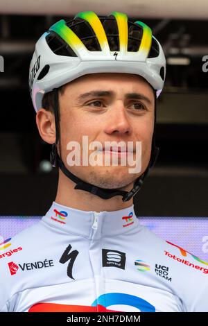 Mandelieu La Napoule, Frankreich. 18. Februar 2023. Valentin Ferron vom Team TotalEnergies während der Präsentationsrunde gesehen. Die zweite Etappe der Tour des Alpes-maritimes et du Var 2023 beginnt im Mandelieu la Napoule und erreicht Antibes nach 179, 4 km Rennstrecke. Das gelbe Trikot des Leaders nach der ersten Etappe wird von Franzose Kevin Vauquelin (Team ARKEA Samsic) getragen, der Neilson Powless (Team EF Education – EasyPost) um 09 Sekunden voraus ist und Kevin Geniets (Team Groupama-fdj) um 11 Sekunden den dritten Platz belegt. (Foto: Laurent Coust/SOPA Images/Sipa USA) Guthaben: SIPA USA/Alamy Live News Stockfoto