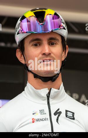 Mandelieu La Napoule, Frankreich. 18. Februar 2023. Alexis Vuillermoz vom Team TotalEnergies, gesehen in der Präsentationsrunde. Die zweite Etappe der Tour des Alpes-maritimes et du Var 2023 beginnt im Mandelieu la Napoule und erreicht Antibes nach 179, 4 km Rennstrecke. Das gelbe Trikot des Leaders nach der ersten Etappe wird von Franzose Kevin Vauquelin (Team ARKEA Samsic) getragen, der Neilson Powless (Team EF Education – EasyPost) um 09 Sekunden voraus ist und Kevin Geniets (Team Groupama-fdj) um 11 Sekunden den dritten Platz belegt. (Foto: Laurent Coust/SOPA Images/Sipa USA) Guthaben: SIPA USA/Alamy Live News Stockfoto