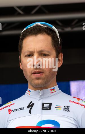 Mandelieu La Napoule, Frankreich. 18. Februar 2023. Julien Simon vom Team TotalEnergies während der Präsentationsrunde gesehen. Die zweite Etappe der Tour des Alpes-maritimes et du Var 2023 beginnt im Mandelieu la Napoule und erreicht Antibes nach 179, 4 km Rennstrecke. Das gelbe Trikot des Leaders nach der ersten Etappe wird von Franzose Kevin Vauquelin (Team ARKEA Samsic) getragen, der Neilson Powless (Team EF Education – EasyPost) um 09 Sekunden voraus ist und Kevin Geniets (Team Groupama-fdj) um 11 Sekunden den dritten Platz belegt. (Foto: Laurent Coust/SOPA Images/Sipa USA) Guthaben: SIPA USA/Alamy Live News Stockfoto