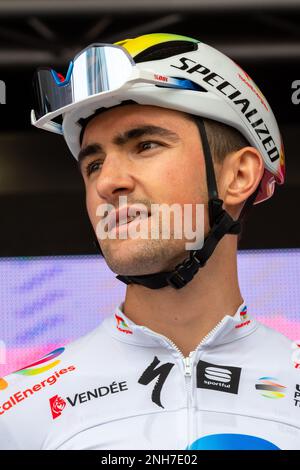 Mandelieu La Napoule, Frankreich. 18. Februar 2023. Mathieu Burgaudeau vom Team TotalEnergies während der Präsentationsrunde gesehen. Die zweite Etappe der Tour des Alpes-maritimes et du Var 2023 beginnt im Mandelieu la Napoule und erreicht Antibes nach 179, 4 km Rennstrecke. Das gelbe Trikot des Leaders nach der ersten Etappe wird von Franzose Kevin Vauquelin (Team ARKEA Samsic) getragen, der Neilson Powless (Team EF Education – EasyPost) um 09 Sekunden voraus ist und Kevin Geniets (Team Groupama-fdj) um 11 Sekunden den dritten Platz belegt. (Foto: Laurent Coust/SOPA Images/Sipa USA) Guthaben: SIPA USA/Alamy Live News Stockfoto