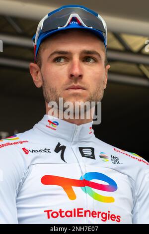 Mandelieu La Napoule, Frankreich. 18. Februar 2023. Sandy Dujardin vom Team TotalEnergies, gesehen in der Präsentationsrunde. Die zweite Etappe der Tour des Alpes-maritimes et du Var 2023 beginnt im Mandelieu la Napoule und erreicht Antibes nach 179, 4 km Rennstrecke. Das gelbe Trikot des Leaders nach der ersten Etappe wird von Franzose Kevin Vauquelin (Team ARKEA Samsic) getragen, der Neilson Powless (Team EF Education – EasyPost) um 09 Sekunden voraus ist und Kevin Geniets (Team Groupama-fdj) um 11 Sekunden den dritten Platz belegt. (Foto: Laurent Coust/SOPA Images/Sipa USA) Guthaben: SIPA USA/Alamy Live News Stockfoto