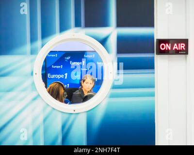 PARIS, FRANKREICH, November Circa, 2019. Der Vorstand wird an der Tür der Recording Studio Leuchten, mit Kreis Fenster mit Europa 1 Logo, Französisch f Stockfoto