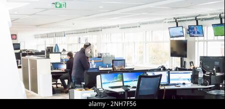 PARIS, FRANKREICH, November Circa, 2019. Spannende Sitzungssaal Treffen mit Menschen am Schreibtisch mit Computer in trendigen Büros, in Europa 1, Radio recordin Stockfoto