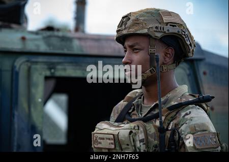 USA Air Force Senior Airman Tyvon Stenson vom 822. Base Defense Squadron, Moody AFB, Florida, mans an Entry Control Point während AGILE FLAG 22-2, am Avon Park Auxiliary Air Field, 21. Juli 2022. AGILE FLAG 22-2 ist ein wichtiger Meilenstein bei der Standardisierung der Art und Weise, wie ACC nach einer gewissen Experimentierphase für ACE organisiert, trainiert und ausrüstet. Stockfoto