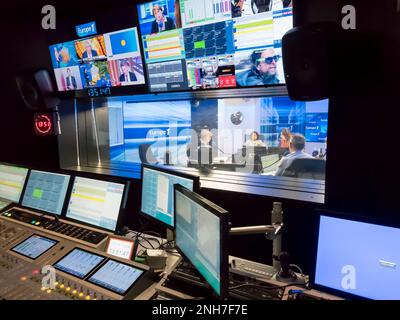 PARIS, FRANKREICH, November Circa, 2019. Technische Zimmer mit Audio Mixing Console, Computer, led-tv, Screens und Studio Equipment aufnehmen, in der Broadcast Stockfoto