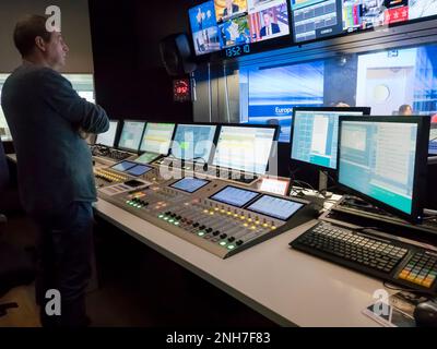 PARIS, FRANKREICH, November Circa, 2019. Technische Zimmer mit Audio Mixing Console, Computer, led-tv, Screens und Studio Equipment aufnehmen, in der Broadcast Stockfoto