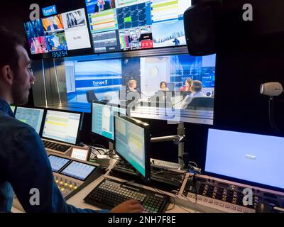 PARIS, FRANKREICH, November Circa, 2019. Technische Zimmer mit Audio Mixing Console, Computer, led-tv, Screens und Studio Equipment aufnehmen, in der Broadcast Stockfoto