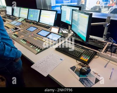PARIS, FRANKREICH, November Circa, 2019. Technische Zimmer mit Audio Mixing Console, Computer, led-tv, Screens und Studio Equipment aufnehmen, in der Broadcast Stockfoto