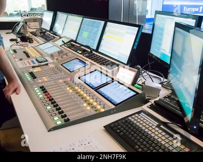 PARIS, FRANKREICH, November Circa, 2019. Technische Zimmer mit Audio Mixing Console, Computer, led-tv, Screens und Studio Equipment aufnehmen, in der Broadcast Stockfoto