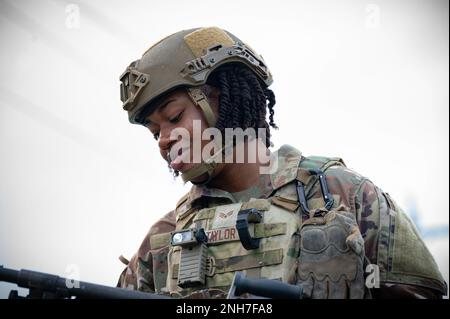 USA Air Force Senior Airman Gabrielle Taylor von der 822. Base Defense Squadron, Moody AFB, Florida, mans an Entry Control Point während AGILE FLAG 22-2, am Avon Park Auxiliary Air Field, 21. Juli 2022. AGILE FLAG 22-2 ist ein wichtiger Meilenstein bei der Standardisierung der Art und Weise, wie ACC nach einer gewissen Experimentierphase für ACE organisiert, trainiert und ausrüstet. Stockfoto