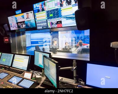 PARIS, FRANKREICH, November Circa, 2019. Technische Zimmer mit Audio Mixing Console, Computer, led-tv, Screens und Studio Equipment aufnehmen, in der Broadcast Stockfoto