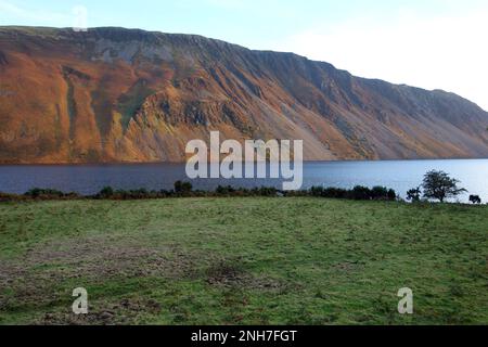 Die Wainwrights 'Illgill Head' & 'Whin Rigg' über dem Wast Water Lake und den Abwasserschalen bei Sunset, Wasdale, Lake District National Park, Cumbria. Stockfoto