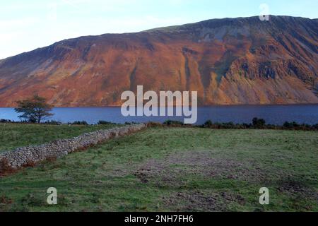 Die Wainwrights 'Illgill Head' & 'Whin Rigg' über dem Wast Water Lake und den Abwasserschalen bei Sunset, Wasdale, Lake District National Park, Cumbria. Stockfoto