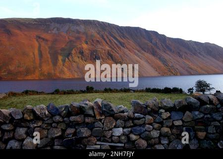 Die Wainwrights 'Illgill Head' & 'Whin Rigg' über dem Wast Water Lake und den Abwasserschalen bei Sunset, Wasdale, Lake District National Park, Cumbria. Stockfoto