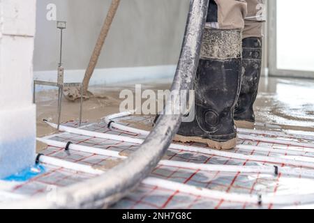 Abdeckung der Fußbodenheizung mit Anhydrid und Beton Stockfoto