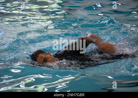 Captain Marco Lara, Commander, Headquarters and Headquarters Company, 1. Theater Sustainment Command, nimmt am HHC 1. TSC Survival Swimming Training in Fort Knox, Kentucky, 21. Juli 2022 Teil. Das TSC 1. veranstaltet regelmäßig Schulungen, um die Einsatzbereitschaft in der gesamten Einheit sicherzustellen. Stockfoto