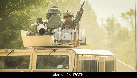 EIN US-AMERIKANISCHER Armeesoldat der Delta Company zugeteilt, 2. Bataillon, 113. Infanterie-Regiment, 44. Infanterie-Brigade-Kampfteam, New Jersey Army National Guard, kehrt von einem Konvoi-Training im Rahmen der Exportable Combat Training Capability (XCTC)-Übung am 21. Juli 2022 in Ft. Drum, New York. Mehr als 2.500 Soldaten nehmen an der Schulung Teil, die es den Brigaden-Kampfteams ermöglicht, die ausgebildete Zugbereitschaft zu erreichen, die für Einsatz, Kampf und Sieg erforderlich ist. Stockfoto