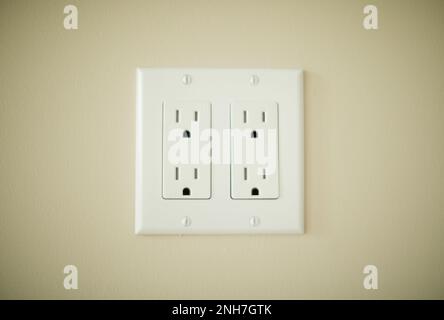 Netzstecker mit Steckdose zu Hause moderner Anschluss Stockfoto