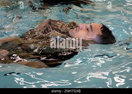 Captain Marco Lara, Commander, Headquarters and Headquarters Company, 1. Theater Sustainment Command, nimmt am HHC 1. TSC Survival Swimming Training in Fort Knox, Kentucky, 21. Juli 2022 Teil. Das TSC 1. veranstaltet regelmäßig Schulungen, um die Einsatzbereitschaft in der gesamten Einheit sicherzustellen. Stockfoto