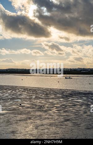 Boot auf dem Walton-Kanal, von Naze, Walton auf der Naze Essex mit Blick auf Hamford Water National Nature Re Stockfoto