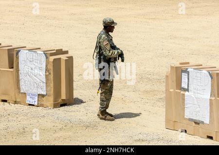 Die 231. Transportation Company aus Athen, Georgia, führt am 21. Juli 2022 in Fort McCoy, Wisconsin, Perimeterverteidigung rund um die taktische Trainingsbasis Independence durch. Die Soldaten der 231. bieten Transportunterstützung, indem sie sicherstellen, dass rollendes Material - alle Geräte mit Rädern - während einer jährlichen Krieger-Übung, bei der US-amerikanische, ordnungsgemäß empfangen, gelagert und verteilt wird Einheiten der Army Reserve führen gemeinsame Schulungen im Rahmen der 78. Ausbildungsabteilung durch. Ein Soldat führt Wache am Haupteingangspunkt aus. Stockfoto