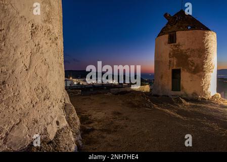 Traditionelle kykladische Windmühlen im Dorf Vivlos bei Einbruch der Dunkelheit, Naxos Stockfoto