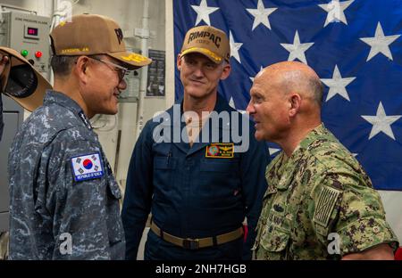 PAZIFIK (21. Juli 2022) von links, Republik Korea Navy Rear ADM. Sangmin an, Commander, Task Force (CTF) 176 und USA Marineflieger Michael Baze, Expeditionary Strike Group (ESG) 3, sprechen Sie mit den USA Marinekommandeur, ADM. Mike Gilday an Bord eines Amphibienschiffs der Wasp-Klasse USS Essex (LHD 2) während der Rim of the Pacific (RIMPAC) 2022. Von Juni 29 bis August 4 nehmen an der RIMPAC 25.000 Nationen, 38 Schiffe, drei U-Boote, mehr als 170 Flugzeuge und Mitarbeiter auf und um die hawaiianischen Inseln und Südkalifornien Teil. Die weltweit größte internationale mar Stockfoto