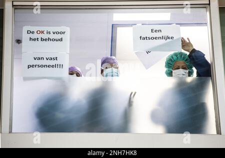 AMSTERDAM - Angestellte des Antoni van Leeuwenhoek Krankenhauses sitzen auf dem Boden als Kampagne für einen besseren Tarifvertrag. Die Klage steht in Zusammenhang mit dem Ultimatum der Gewerkschaften. Sie wollen, dass der niederländische Krankenhausverband ihren Forderungen nachkommt, einen Streik zu verhindern. ANP EVA PLEVIER niederlande raus - belgien raus Stockfoto